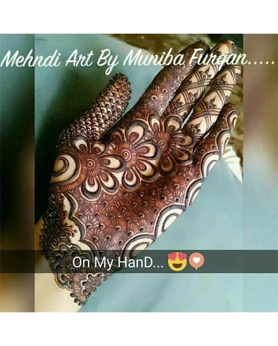 Classy Panel With Curves Featuring Front Hand Mehndi Design